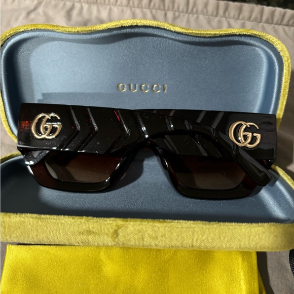 Women’s Gucci sunglasses - Picture 2 of 6